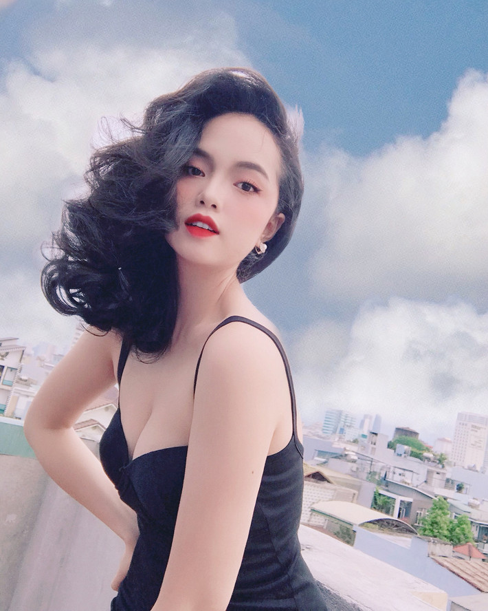 Ngoài đời, Thiện Mỹ gây ấn tượng bởi vóc dáng quyến rũ và gu thời trang gợi cảm.
