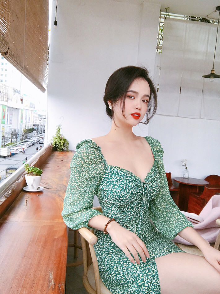 Chẳng những sở hữu đôi "gò bồng đảo" căng tròn, Thiện Mỹ còn có vòng eo "con kiến” cực phẩm. Chính vì thế, cô thường diện chọn trang phục khoe eo thon mát mắt.