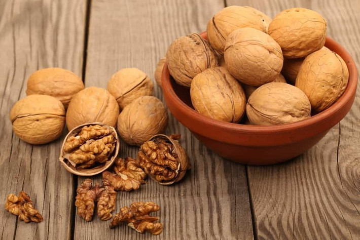 Quả óc chó: Một nghiên cứu đã chỉ ra rằng ở những người tiêu dùng quả óc chó, tỷ lệ mắc bệnh tiểu đường thấp hơn. Quả óc chó phần lớn có liên quan đến việc kiểm soát đường huyết vì chúng có thể giúp cải thiện mức đường huyết và cũng góp phần quản lý cân nặng ở bệnh nhân tiểu đường.