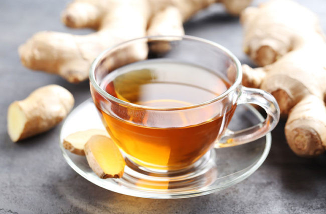 Trà gừng: Gừng được biết đến rộng rãi với tác dụng làm tăng nhiệt độ cơ thể và cung cấp độ ấm cho cơ thể. Theo một nghiên cứu, gừng có thể giúp giảm đáng kể lượng đường huyết do tác dụng chống oxy hóa, chống cholesterol và chống tiểu đường, do đó giảm nguy cơ biến chứng ở bệnh tiểu đường.