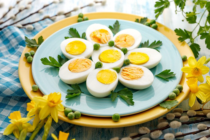 Trứng luộc chín là một trong những loại siêu thực phẩm mùa đông có thể giúp kiểm soát bệnh tiểu đường. Một nghiên cứu cũng nói rằng tiêu thụ trứng thường xuyên khoảng 2-4 phần/tuần có liên quan đến việc giảm 40% nguy cơ mắc bệnh tiểu đường so với chỉ 0-1 phần/tuần. Ngoài ra, trứng giúp giữ ấm cơ thể trong mùa đông.