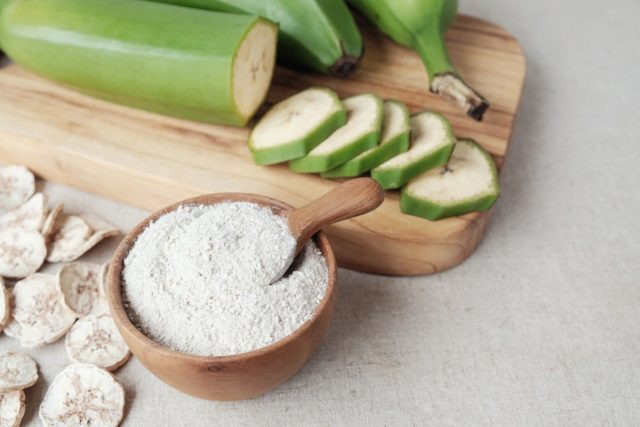 Bột chuối xanh: Hãy thử kết hợp một ít bột chuối xanh vào công thức nấu ăn của bạn thay cho bột mì trắng để giảm mỡ nội tạng. Chuyên gia dinh dưỡng Kara Landau giải thích: “Bột chuối xanh là một trong những nguồn giàu tinh bột kháng prebiotic có lợi cho đường ruột, giúp giảm tích tụ chất béo”.