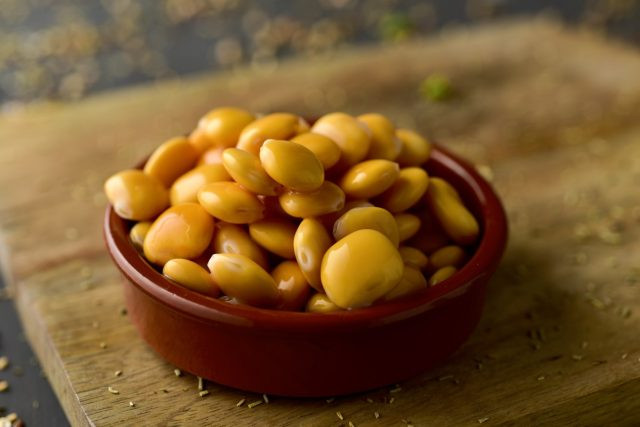 Đậu Lupini: Đây là một món ăn ngon miệng giúp giảm lượng mỡ nội tạng nguy hiểm trong cơ thể bạn. Đậu lupini là loại thực phẩm chứa ít carbohydrate, chất xơ prebiotic cao và cây họ đậu có hàm lượng protein cao không làm tăng lượng đường trong máu, do đó hỗ trợ giảm tích trữ chất béo và ngăn ngừa tăng cân xung quanh vòng eo.