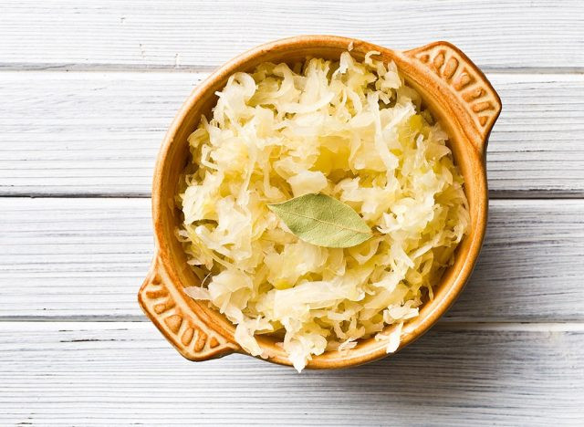 Thực phẩm lên men: Dưa cải bắp hay kim chi đều là thực phẩm lên men giúp cắt giảm khối lượng chất béo nội tạng rất tốt. Một số nghiên cứu đã chỉ ra mối liên hệ giữa sự gia tăng vi khuẩn có lợi trong đường ruột với việc giảm khối lượng mỡ nội tạng.