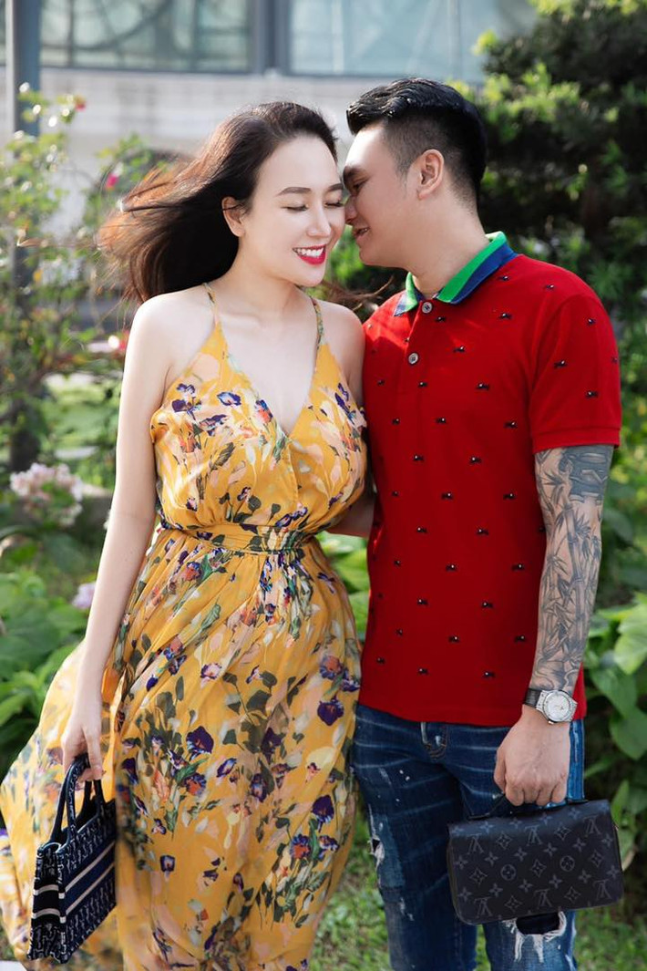 Bà xã Khắc Việt - Thảo Bebe nổi bật với vẻ ngoài xinh đẹp cùng thân hình nóng bỏng dù từng trải qua sinh nở. Người đẹp sinh năm 1992 sở hữu chiều cao tương đối là 1m67 cùng vóc dáng gợi cảm, đặc biệt là vòng 1 như báu vật tạo hóa. (Ảnh: FBNV)
