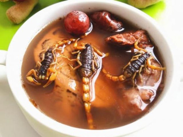 Tuy nhiên, khi nhìn món canh nấu bọ cạp nguyên con, nhiều người kể cả là người Trung Quốc hay du khách nước ngoài cũng cảm thấy rùng mình.