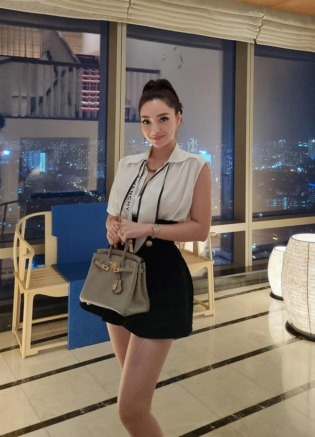 Mỗi ngày, cô còn kết hợp những bài vận động nhẹ nhàng như gập eo, gập bụng ngược, gập bụng đạp xe - mỗi động tác thực hiện 3 set, nghỉ 15 giây, lặp đi lặp lại từ 10 - 15 lần/set.