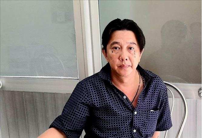 Bắt nghi can sát hại tài xế xe ôm ở TP HCM khi lẩn trốn tại Cần Thơ: Đội CSHS Công an quận 10, TP HCM đã bắt giữ Nguyễn Hoàng Tuấn (SN 1973, phường 9, quận 10, Thành phố Hồ Chí Minh) để điều tra về hành vi "Giết người". Tuấn là đối tượng liên quan trong vụ “Giết người” xảy ra vào ngày 16/5 tại gần trạm chờ xe buýt, cổng Bệnh viện Nhi Đồng 1, quận 10, TP HCM khiến một người đàn ông hành nghề lái xe ôm tử vong. (Ảnh: TTXVN)