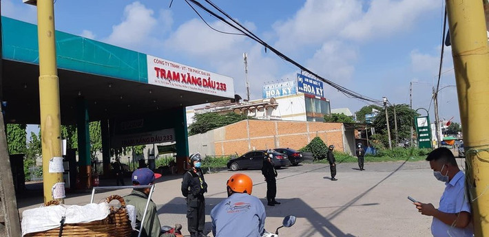 Xóa tên một ứng cử viên HĐND vì liên quan đến đường dây xăng giả: Ngày 22/5, Ủy ban bầu cử huyện Trảng Bom (Đồng Nai) đã xóa tên khỏi danh sách bầu cử đối với ông Bùi Ngọc Toàn, ứng cử viên đại biểu HĐND xã Hố Nai 3 (huyện Trảng Bom), khóa XII, nhiệm kỳ 2021-2026 vì vi phạm pháp luật. Ông Toàn là chủ Công ty TNHH vận tải thương mại Phúc Đại An vừa bị bắt tạm giam để điều tra về hành vi buôn lậu có liên quan đến đường dây buôn lậu. (Ảnh: Tiền Phong)