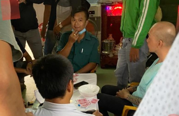 Phó ban chỉ huy Quân sự phường ở TPHCM bị khởi về tội đánh bạc: Ngày 22/5, Công an quận 3, TPHCM, đã khởi tố vụ án, khởi tố bị can Danh Quang Vinh (SN 1985, Phó Chỉ huy trưởng Ban Chỉ huy Quân sự phường 11, quận 3) cùng 5 người khác về tội “đánh bạc” và “tổ chức đánh bạc”. Trước đó, Vinh và các bị can bị bắt quả tang đang đánh bạc binh xập xám ăn tiền, tang vật hơn 86 triệu đồng, 3 hột xí ngầu, 4 bộ bài tây.