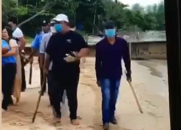 Lúc này giữa anh Điền và nhóm bảo vệ tại đó xảy ra cự cãi với nhau, được khoảng 10 phút, khi anh Điền và Khoa đi vào bờ thì nhóm 6 bảo vệ trên dùng hung khí là loại gậy bóng chày bằng kim loại và cây gỗ rượt đánh vào người làm anh Trương Thanh Điền và Phùng Đăng Khoa làm cả 2 đều bị gãy cánh tay trái, nên phải nhập viện điều trị.