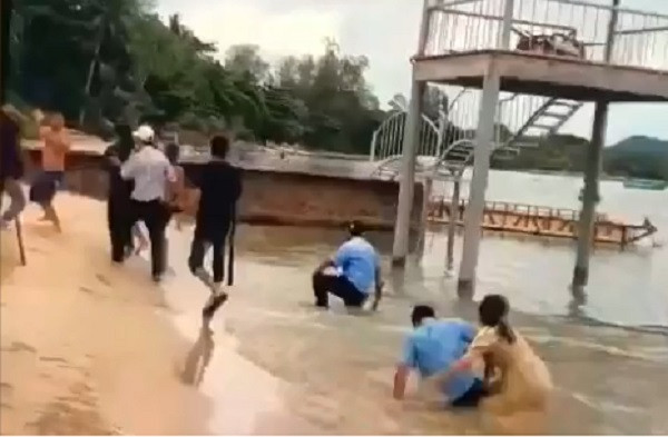 Trong lúc kéo lưới thì anh Điền và anh Khoa có kéo sang khu vực biển của Resort Nam Nghi, nên bị bảo vệ nhắc nhở.
