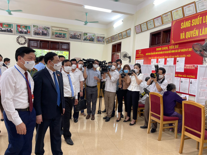 Kiểm tra công tác bầu cử tại thị xã Kinh Môn, Hải Dương sáng 23/5, Chủ tịch Quốc hội Vương Đình Huệ đánh giá cao tinh thần chống dịch kinh nghiệm, quyết liệt của tỉnh. Công tác bầu cử không chạy đua với thời gian mà lựa chọn giải pháp an toàn khi đang có dịch.