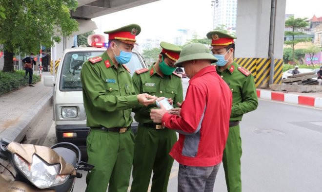 Xử lý nghiêm những hành vi vi phạm về phòng chống dịch: Đây là biện pháp cần thiết để nâng cao ý thức trách nhiệm phòng dịch của người dân. Các hành vi bị xử lý nghiêm gồm các hành vi vi phạm không chấp hành biện pháp phòng, chống dịch; chống đối người thi hành công vụ phòng, chống dịch; đưa tin sai không đúng sự thật, gây hoang mang dư luận, mất ổn định xã hội; tái chế khẩu trang y tế đã qua sử dụng; sản xuất hàng giả, đầu cơ găm hàng, tăng giá trái pháp luật, gian lận thương mại, gây bất ổn thị trường...; nếu có dấu hiệu tội phạm phải chuyển ngay hồ sơ đến cơ quan chức năng để điều tra, xử lý về hình sự.