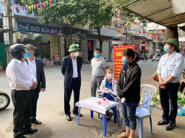 Gắn trách nhiệm người đứng đầu trong phòng, chống dịch: Gắn trách nhiệm người đứng đầu địa phương, cơ quan, đơn vị trong công tác phòng, chống dịch là biện pháp được Thủ tướng Chính phủ đề ra. Các cơ quan, tổ chức, cá nhân làm tốt cần được biểu dương, khen thưởng kịp thời, tuy nhiên, những tổ chức, cá nhân chưa làm đúng cần được xử lý nghiêm theo quy định của Đảng, pháp luật của Nhà nước.