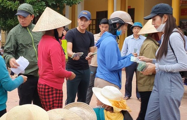 Thủy Tiên cũng từng dính lùm xùm từ thiện: Trong đợt lũ lụt miền Trung, ca sĩ Thủy Tiên kêu gọi ủng hộ, trực tiếp đội mưa, lội nước cứu trợ, xây nhà chống lũ, giải ngân 177 tỷ đồng. Tuy nhiên, nữ ca sĩ cũng từng bị nhiều người trách móc về cách thức làm từ thiện của cô, nhất là thời điểm cô công khai sao kê là những tờ giấy A4 chi chít chữ viết tay của mình; giấy xác nhận trạng thái tài khoản; cùng thư cảm ơn và biên bản xác nhận của chính quyền địa phương. Sau đó nữ ca sĩ và ekip đã nhiều lần lên tiếng và đưa ra các chứng từ để làm rõ.