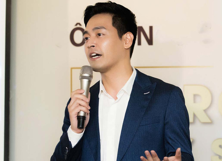 Tuy nhiên thời điểm đó, một số người hoài nghi chuyện nam MC dùng tiền đó để trục lợi cá nhân khiến anh phải tổ chức họp báo, lập website công khai các hoạt động thiện nguyện, song những chỉ trích của dư luận vẫn chưa dừng lại. Nam MC sau đó đã ra mức trao 24 tỷ đồng cho ai tìm được bằng chứng chứng minh việc anh ăn chặn tiền từ thiện.