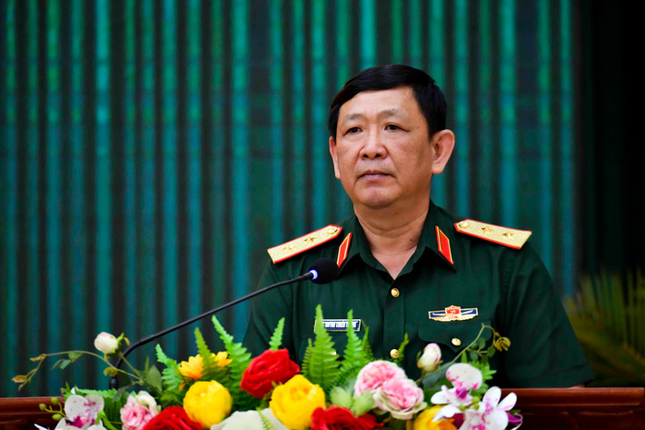 Thượng tướng Huỳnh Chiến Thắng sinh ngày 15/6/1965, quê quán xã Mỹ Chánh, huyện Ba Tri, tỉnh Bến Tre. Trình độ chuyên môn cử nhân quân sự. Ông là Ủy viên Trung ương Đảng: Khóa XII, XIII, Phó Tổng Tham mưu trưởng Quân đội nhân dân Việt Nam.