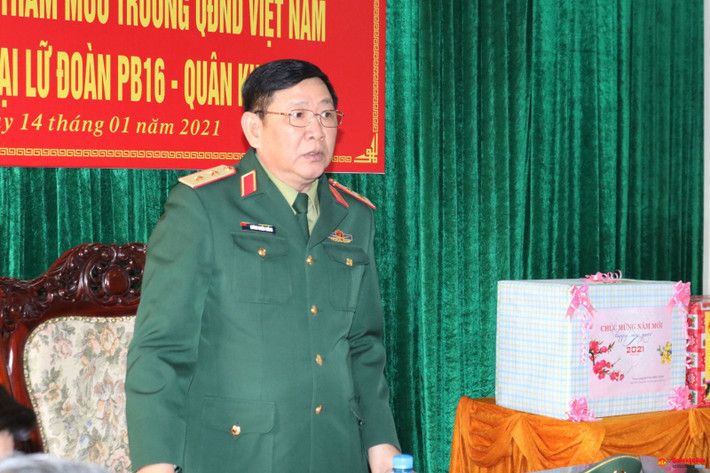 Ngày 20/11/2022, ông Huỳnh Chiến Thắng được trao quyết định thăng quân hàm từ Trung tướng lên Thượng tướng