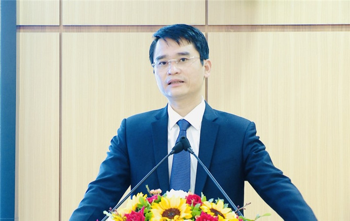 Ông Phạm Văn Thành 44 tuổi, trình độ thạc sỹ. Trước khi giữ chức Phó Chủ tịch UBND tỉnh, ông Thành là Bí thư Thị ủy - Chủ tịch UBND thị xã Đông Triều (tỉnh Quảng Ninh).