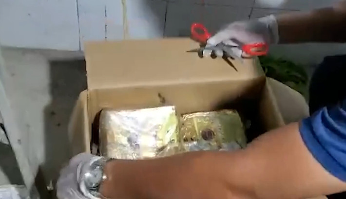 Thắng khai đi giao ma túy theo sự chỉ đạo của Quốc, nơi nhận sẽ được Quốc thông báo trước, ám tín hiệu để giao ma túy là tờ tiền chụp ảnh vào điện thoại di động, sau đó đối chiếu trùng khớp số seri. Khám xét khẩn cấp chỗ ở của Nguyễn Thành Thắng, thu giữ 26 bánh heroin, khối lượng 9kg.