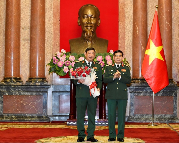 Đồng thời, sẽ không ngừng tu dưỡng, rèn luyện, đề cao trách nhiệm nêu gương của cán bộ, đảng viên; giữ vững, phát huy phẩm chất Bộ đội Cụ Hồ và truyền thống vẻ vang của Quân đội nhân dân Việt Nam anh hùng, trong hoàn cảnh nào cũng giữ vững lập trường quan điểm, đoàn kết, thống nhất vượt qua mọi khó khăn, thử thách, phấn đấu hoàn thành xuất sắc mọi nhiệm vụ mà Đảng, Nhà nước, nhân dân và quân đội giao phó, qua đó, góp phần xây dựng quân đội ngày càng cách mạng, chính quy, tinh nhuệ, từng bước hiện đại, bảo vệ vững chắc Tổ quốc trong tình hình mới. (Ảnh: Đại tướng Phan Văn Giang tặng hoa chúc mừng Thượng tướng Huỳnh Chiến Thắng, Nguồn QĐND).