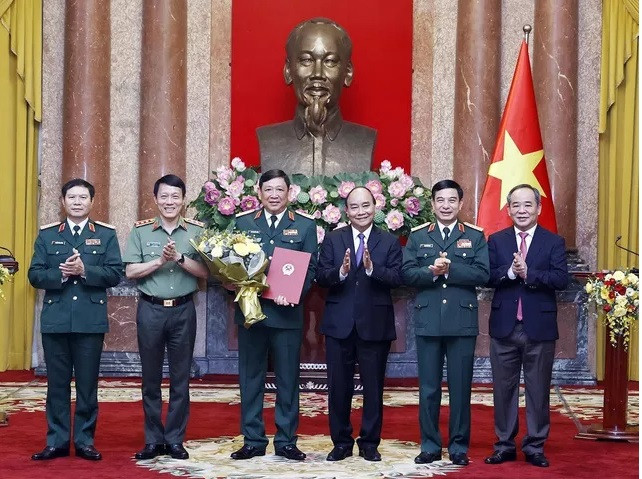 Chủ tịch nước mong rằng, thời gian tới, Thượng tướng Huỳnh Chiến Thắng tiếp tục giữ vững bản lĩnh chính trị, kiên định, vững vàng, tuyệt đối trung thành với mục tiêu, lý tưởng cách mạng của Đảng; không ngừng rèn luyện, tu dưỡng phẩm chất đạo đức cách mạng của người cán bộ, đảng viên; luôn nắm chắc tình hình, cùng với tập thể thủ trưởng Bộ Tổng Tham mưu Quân đội nhân dân Việt Nam thực hiện tốt chức năng tham mưu với Quân ủy Trung ương, thủ trưởng Bộ Quốc phòng lãnh đạo, chỉ đạo toàn quân hoàn thành nhiệm vụ xây dựng quân đội, củng cố quốc phòng, bảo vệ Tổ quốc. (Ảnh: TTXVN).