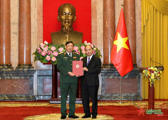Chiều 20/11, Chủ tịch nước Nguyễn Xuân Phúc, Thống lĩnh các Lực lượng vũ trang nhân dân, Chủ tịch Hội đồng Quốc phòng và An ninh đã trao quyết định thăng quân hàm từ cấp Trung tướng lên cấp Thượng tướng đối với Ủy viên Trung ương Đảng, Phó tổng Tham mưu trưởng Quân đội nhân dân Việt Nam Huỳnh Chiến Thắng. (Ảnh: QĐND)