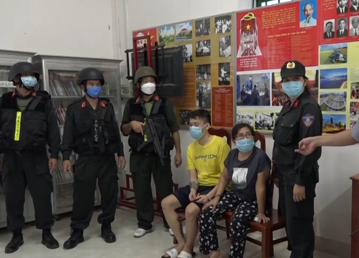 Năm 1993, Oanh “Hà” tham gia đường dây mua bán, vận chuyển heroin từ nước ngoài về Việt Nam do Dung “Hà” cùng Minh “sứt” thiết lập và trực tiếp điều hành một tụ điểm “phân phối” ma túy tại Hải Phòng. TAND TPHCM tuyên sơ thẩm phạt Oanh “Hà” tù chung thân. VKSND TP HCM kháng nghị cấp phúc thẩm xem xét lại mức hình phạt đối với Oanh “Hà” tăng hình phạt từ chung thân lên mức tử hình và Tòa phúc thẩm TANDTC tại TPHCM đã chấp nhận kháng nghị, tăng án tử hình Oanh “Hà”. Do Oanh “Hà” khai mang thai nên được xem xét lại mức án tử hình, giảm án xuống chung thân, đến 2009 được đặc xá.