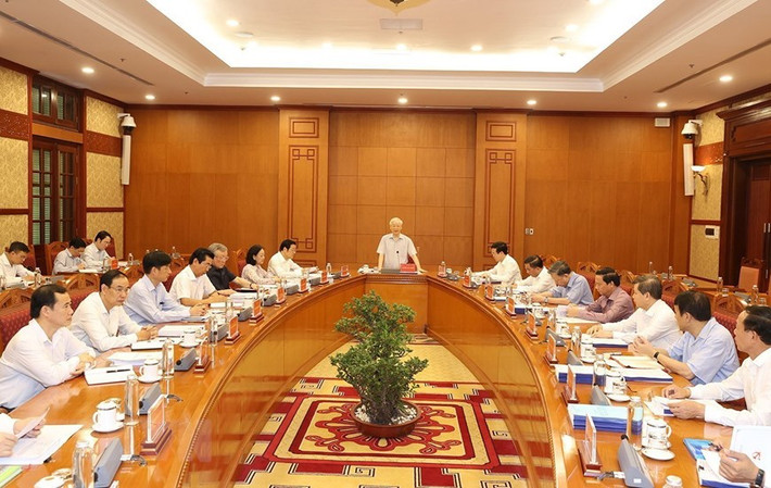 Mới đây, tại cuộc họp Thường trực Ban Chỉ đạo Trung ương về phòng, chống tham nhũng, tiêu cực ngày 18/11, báo cáo cho biết, từ đầu nhiệm kỳ XIII đến nay, Ban Chấp hành Trung ương, Bộ Chính trị, Ban Bí thư, Ủy ban Kiểm tra Trung ương đã thi hành kỷ luật 67 cán bộ diện Bộ Chính trị, Ban Bí thư quản lý. Trong đó có 7 ủy viên Trung ương Đảng, 6 nguyên ủy viên Trung ương Đảng. Gồm 5 bộ trưởng, nguyên bộ trưởng; 7 bí thư, nguyên bí thư tỉnh ủy; 2 chủ tịch, nguyên chủ tịch Viện hàn lâm Khoa học xã hội Việt Nam. 18 thứ trưởng, nguyên thứ trưởng và tương đương; 13 chủ tịch, nguyên chủ tịch tỉnh; 4 nguyên phó bí thư thường trực tỉnh ủy; 20 sĩ quan cấp tướng. (Ảnh: Quang cảnh cuộc họp).