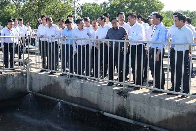 Sau khi nghe báo cáo về dự án, Thủ tướng yêu cầu TPHCM kiểm tra, rà soát các vấn đề liên quan dự án. Trong đó lưu ý hệ thống thu gom nước thải phải thu gom hết nước thải thuộc lưu vực để xử lý triệt để, không để nước thải chưa qua xử lý thải ra môi trường; việc xử lý nước thải không chỉ xử lý nước đủ tiêu chuẩn hòa vào môi trường mà phải xử lý cả mùi, bùn tử nước thải. Bên cạnh đó, đầu tư công nghệ hiện đại nhất để nâng cao hiệu quả xử lý nước; tăng mức độ tự động hoá để giảm nhân công vận hành Nhà máy. Nếu có khó khăn, vướng mắc thì báo cáo ngay cấp có thẩm quyền để xử lý, kể cả các vấn đề thuộc thẩm quyền của Chính phủ.
