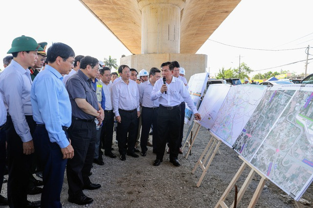 Trong sáng 27/11, Thủ tướng Chính phủ và Đoàn công tác khảo sát Dự án xây dựng đường bộ cao tốc Bến Lức - Long Thành và Dự án xây dựng, mở rộng Quốc lộ 50. Nhấn mạnh, đây đều là những tuyến đường quan trọng, có ý nghĩa phục vụ phát triển kinh tế - xã hội của TPHCM và các tỉnh trung vùng. Do đó, các tuyến đường này phải được đâu tư mang tính lâu dài, đồng bộ, hiện đại, tránh phải đầu tư nhiều lần vừa lãng phí thời gian, công sức cho làm thủ tục, quản lý đầu tư...