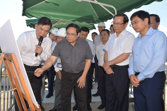 Thủ tướng Phạm Minh Chính yêu cầu các bộ, ngành, đơn vị và địa phương liên quan phối hợp xử lý ngay những khó khăn, vướng mắc; đồng thời đề xuất Chính phủ phương án tháo gỡ nếu vượt thẩm quyền của bộ, ngành, địa phương, nhất là về việc bố trí vốn, thủ tục pháp lý, mô hình quản lý dự án... Bên cạnh đó, Thủ tướng lưu ý việc đầu tư các dự án phải giảm khâu trung gian, giảm đầu mối, thủ tục, không cắt nát dự án, giảm số lượng nhà thầu, tránh ảnh hưởng đến tiến độ, chất lượng công trình.