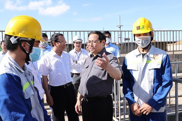 Thị sát Nhà máy xử lý nước thải Bình Hưng nằm ở xã Bình Hưng, huyện Bình Chánh, TPHCM, Thủ tướng Phạm Minh Chính đã nghe Ban Quản lý dự án đầu tư xây dựng các công trình giao thông TPHCM báo cáo về tình hình hoạt động của nhà máy, việc triển khai dự án và các vướng mắc gặp phải. (Ảnh: TTXVN)
