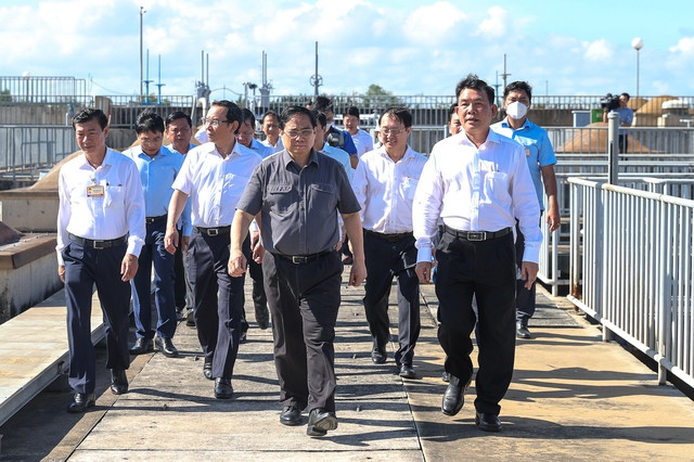 Sáng 27/11, tại TPHCM, Thủ tướng Phạm Minh Chính đã đi kiểm tra, khảo sát dự án mở rộng Nhà máy xử lý nước thải Bình Hưng, Dự án cao tốc Bến Lức - Long Thành, Dự án mở rộng Quốc lộ 50, đường Vành đai 3. (Ảnh: VGP)