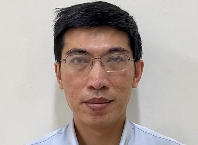 Cựu trợ lý của Phó thủ tướng thường trực Chính phủ Nguyễn Quang Linh: Liên quan vụ án đưa, nhận hối lộ xảy ra tại Bộ Ngoại giao và các đơn vị, ngày 27/9, Cơ quan An ninh điều tra Bộ Công an đã khởi tố, bắt tạm giam với ông Nguyễn Quang Linh - Trợ lý của Phó Thủ tướng Thường trực Chính phủ để làm rõ tội "nhận hối lộ", quy định tại điều 354 Bộ luật Hình sự.