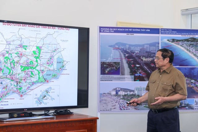 Thủ tướng lưu ý, phải tiến hành quy hoạch tổng thể không gian Bà Rịa-Vũng Tàu với 3 không gian chủ yếu về phát triển dịch vụ, vừa phát triển công nghiệp và đô thị. Phát triển dịch vụ gồm dịch vụ du lịch và logistics. Phát triển công nghiệp gồm dầu khí và công nghiệp chế biến chế tạo công nghệ cao. Quy hoạch phải bài bản, phân định rõ các khu vực dành cho dịch vụ, công nghiệp, khu dân cư; dành khu vực thuận lợi cho phát triển sản xuất kinh doanh. Đồng thời, tránh xung đột trong quá trình phát triển, gây ảnh hưởng tới môi trường; phải giữ bằng được rừng.