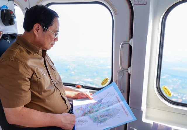 Chiều 26/11, Thủ tướng Phạm Minh Chính và đoàn công tác của Chính phủ đã đi máy bay trực thăng khảo sát các khu vực quy hoạch triển khai các dự án lớn của tỉnh Bà Rịa-Vũng Tàu chiều 26/11. Xuất phát từ sân bay Vũng Tàu, máy bay chở Thủ tướng tiến hành khảo sát các dự án khu vực Bãi Sau, sân bay Gò Găng, khu đô thị Gò Găng-Long Sơn, cảng Cái Mép…Cùng đi có Phó Thủ tướng Lê Minh Khái, lãnh đạo một số bộ, ngành, tỉnh Bà Rịa-Vũng Tàu.