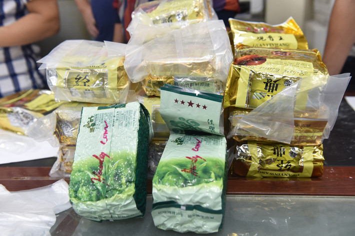 “Bà trùm” Trần Thị Mậu điều hành đường dây gùi 64kg ma túy, 20 bánh heroin vào Việt Nam: Tháng 11/2021, Cục Cảnh sát điều tra tội phạm về ma túy, Bộ Công an đã phát hiện đường dây mua bán, vận chuyển trái phép chất ma túy liên tỉnh, xuyên quốc gia từ Lào về Việt Nam qua địa bàn tỉnh Nghệ An sau đó vận chuyển đi Hà Nội, TP HCM, Quảng Ninh và các tỉnh phía Nam tiêu thụ do Trần Thị Mậu (53 tuổi, trú tại huyện Đô Lương, Nghệ An) cầm đầu. Thủ đoạn của “bà trùm” Trần Thị Mậu rất ranh ma, xảo quyệt, điều hành đường dây ma túy từ xa, qua mạng xã hội. Cơ quan Cảnh sát điều tra Bộ Công an đã khởi tố vụ án, khởi tố 9 bị can, thu giữ 64 kg ma túy tổng hợp, 20 bánh heroin cùng nhiều vật chứng liên quan.