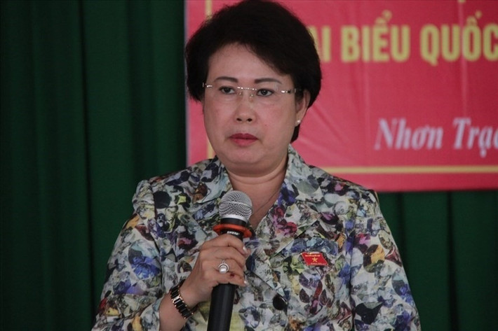 Theo cáo trạng, tại tờ trình số 1052 ngày 21/10/2013 và tài liệu kèm theo của Bệnh viện Đa khoa Đồng Nai có nội dung thể hiện danh mục thiết bị y tế chuyên môn trị giá hơn 609 tỷ đồng. Tuy nhiên, trong tờ trình số 3082 ngày 10/12/2013 của Sở Kế hoạch và Đầu tư, ông Cao Tiến Dũng (khi đó là phó giám đốc sở này) đề xuất phê duyệt điều chỉnh dự án, trong đó xác định danh mục thiết bị y tế chuyên môn trị giá hơn 754 tỷ đồng.