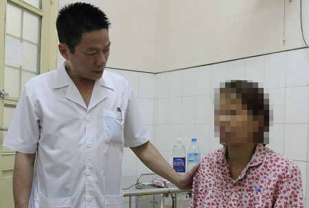 Sự việc 18 y bác sĩ phơi nhiễm HIV trong khi mổ đẻ ở BV Phụ sản HN gây rúng động dư luận. Sau ca phẫu thuật ngày 4/7, bệnh nhân N.T.H (Quảng Ninh) được cứu sống, nhưng 18 y bác sĩ trong kíp cấp cứu, phẫu thuật cho cô bị phơi nhiễm HIV.