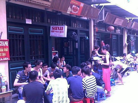 Vỏ ngoài vàng óng, giòn rụm, thơm mùi lá Oregano, bên trong là phô mai nóng chảy, dẻo dẻo, dai dai vừa thơm vừa ngậy. Nhâm nhi món phô mai que với tương ớt và ngắm Hà Nội về đêm rất tuyệt vời. Ảnh: Foody