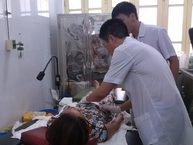 Trước đó, bệnh nhân N.T.H nhập viện trong tình trạng tim ngừng đập, trụy tim mạch, máu phun ra ào ạt, sinh mạng chỉ tính theo tích tắc. Các bác sĩ không đủ thời gian xét nghiệm mà đưa ngay vào phòng mổ. Sau phẫu thuật, kết quả xét nghiệm máu của bệnh nhân mới có: dương tính với HIV. Khi đó, 18 người gồm bác sĩ cấp cứu, phẫu thuật và y sỹ phục vụ biết mình đã bị phơi nhiễm HIV.