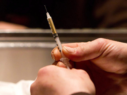 Phơi nhiễm HIV do dùng chung kim tiêm với người mang bệnh hoặc bị kim đâm phải. Trường hợp này thường xảy ra ở bệnh viện. Các nhân viên y tế có thể do sơ sẩy bị bơm kim tiêm đã được dùng cho người nhiễm HIV đâm vào người, dẫn tới phơi nhiễm virus nguy hiểm này.
