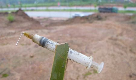 Phơi nhiễm HIV do dẫm phải bơm kim tiêm của người có HIV. Bạn hoàn toàn có thể gặp phải tình trạng trên khi đi dạo chơi công viện hoặc ở đường phố. Những chiếc bơm kim tiêm dính máu đã được sử dụng vứt vương vãi có thể là của người nghiện ma túy hút chích bỏ lại.