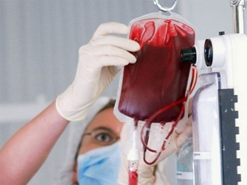 Phơi nhiễm do bị truyền nhầm máu nhiễm HIV: Với quy trình sàng lọc các bệnh truyền nhiễm chuẩn hiện nay, nguy cơ này rất thấp nhưng vẫn có thể xảy ra do những nhầm lẫn, tắc trách.