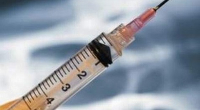 Ngày 28/2/2011, sau khi tiêm thuốc kháng sinh cho bệnh nhân được xác định nhiễm HIV, điều dưỡng Nguyễn Đăng C, khoa Phẫu thuật nhiễm khuẩn - Bệnh viện Việt Đức đã sơ ý để kim tiêm đâm xuyên qua da (mặc dù có đeo găng) vào đốt 1 ngón 4 tay trái của mình và gây chảy máu.