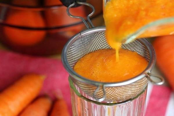 Cà rốt và củ dền đen xay thật nhuyễn lọc lấy phần nước cốt sau đó thoa phần hỗn hợp này lên tóc ủ 1 tiếng sau đó gội lại với nước sạch. Ảnh: Blog dinh dưỡng.