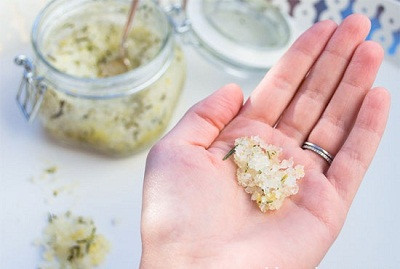 Tắm với muối khoáng lại là lựa chọn tuyệt vời để giảm phù nề, giảm căng thẳng, giảm đau cơ bắp ngày cuối năm. Ngoài ra, muối còn có tác dụng hút độc tố khỏi cơ thể.