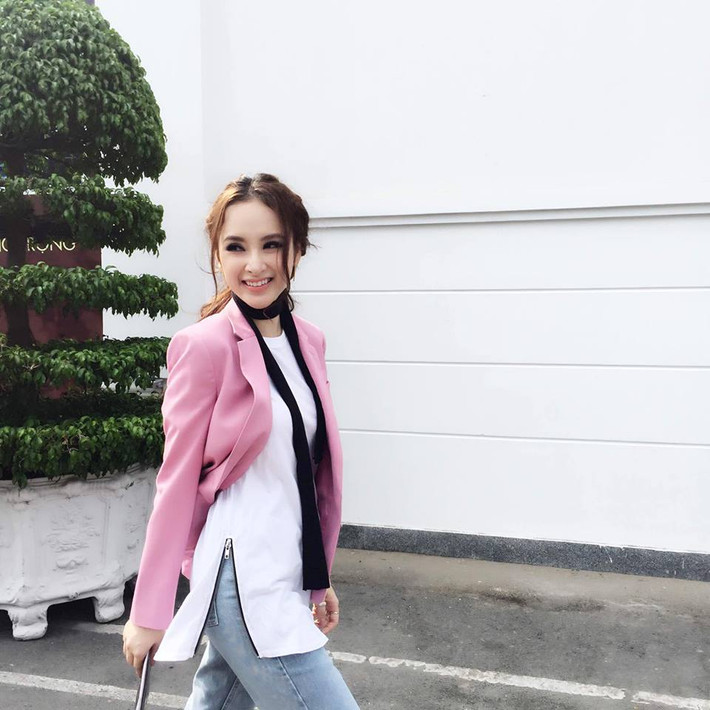 Dù bị chụp lén nhưng "bà mẹ nhí" vẫn vô cùng duyên dáng và quyến rũ với nhan sắc đẹp từ mọi góc nhìn như thế này.